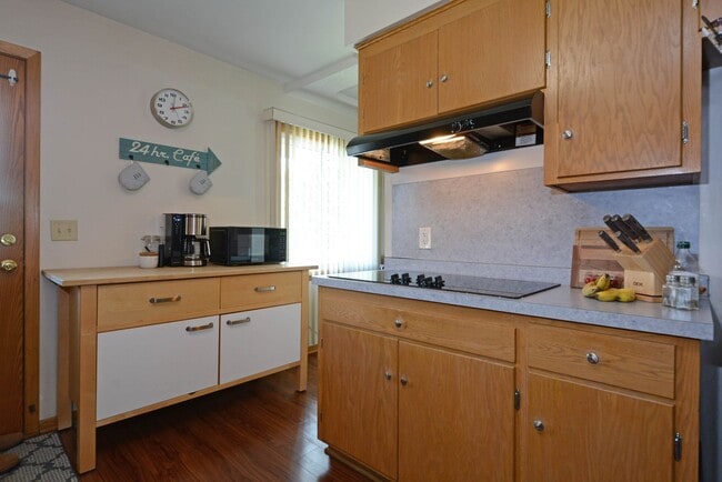Building Photo - Charming 3 Bed, 1.5 Bath Home in Richfield – Private Yard, Garage & Prime Twin Cities Access