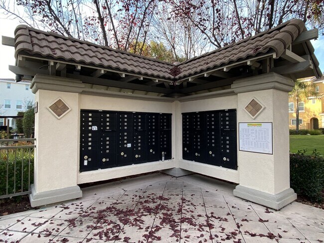 Building Photo - 2 br, 2.5 bath Townhome - 1714 Hillebrant ...