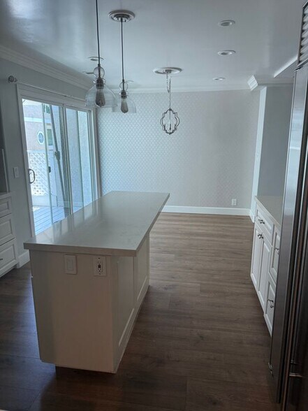Building Photo - 268 S Seneca Cir