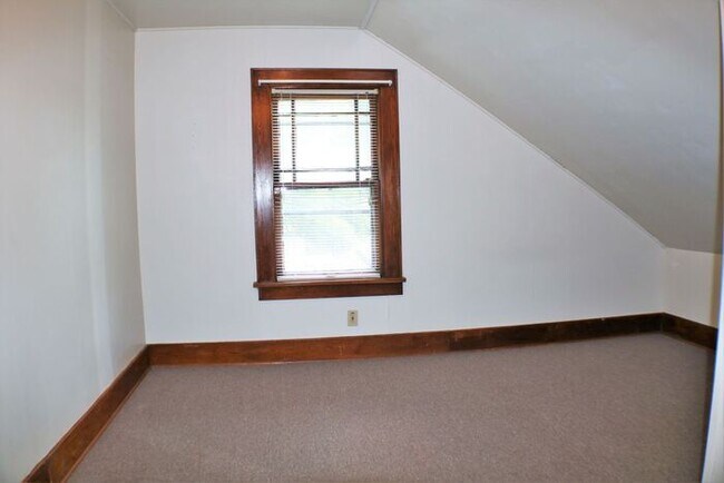 Building Photo - $1,300 | 1 Bedroom + Bonus Room, 1 Bathroom 2nd Floor Apartment | Pet Friendly* | Available for A...