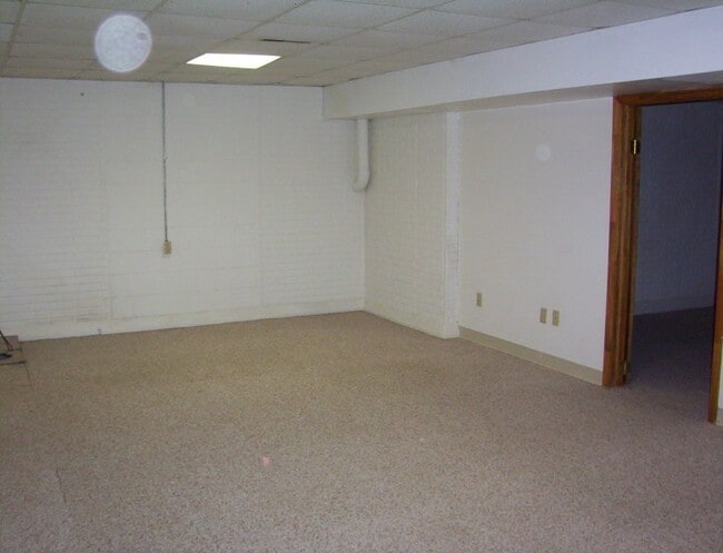 Building Photo - 4 bedroom house in northeast Springfield with fenced yard!