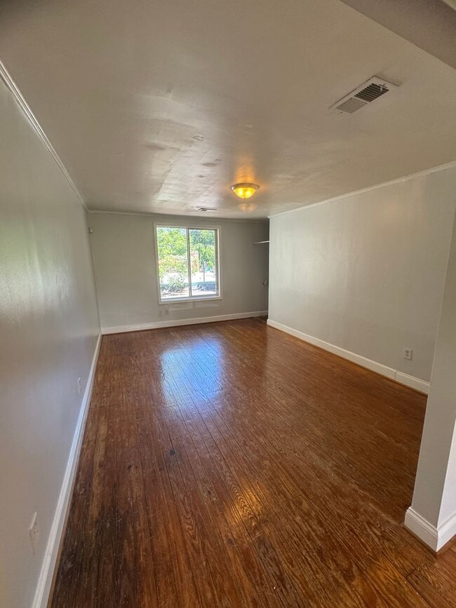 Building Photo - 2 Bedroom 1 Bathroom Apartment in Rosewood...
