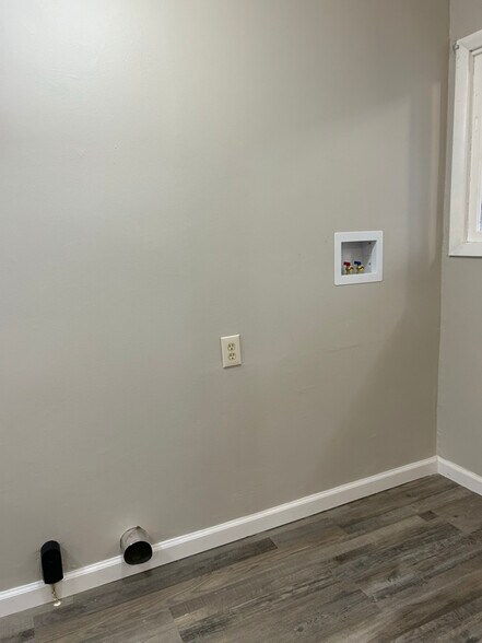 Building Photo - 133 W Van Buren St