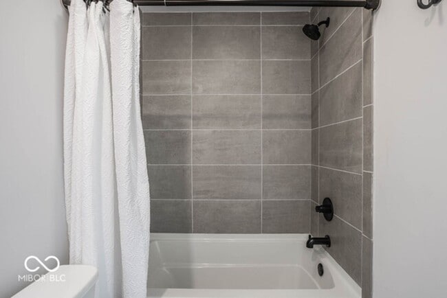 Building Photo - Beautiful townhome located off 16th and College. Pets allowed for an additional $1,000 non refund...