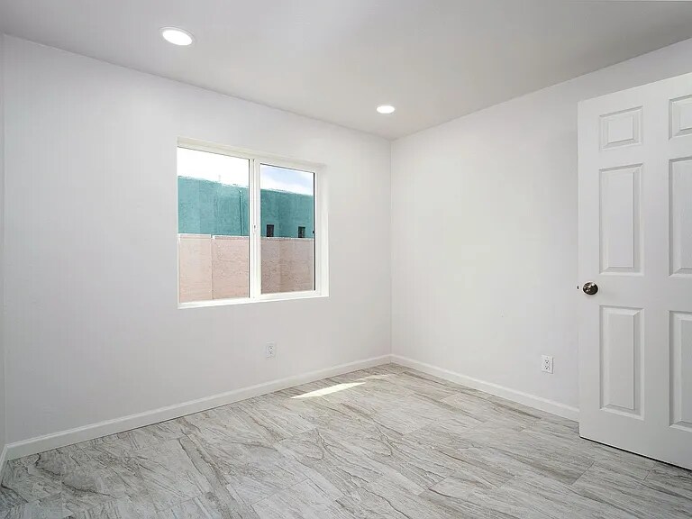 Building Photo - 1017 E West Cir Dr