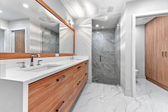 Building Photo - 12510 Crystal Pointe Dr