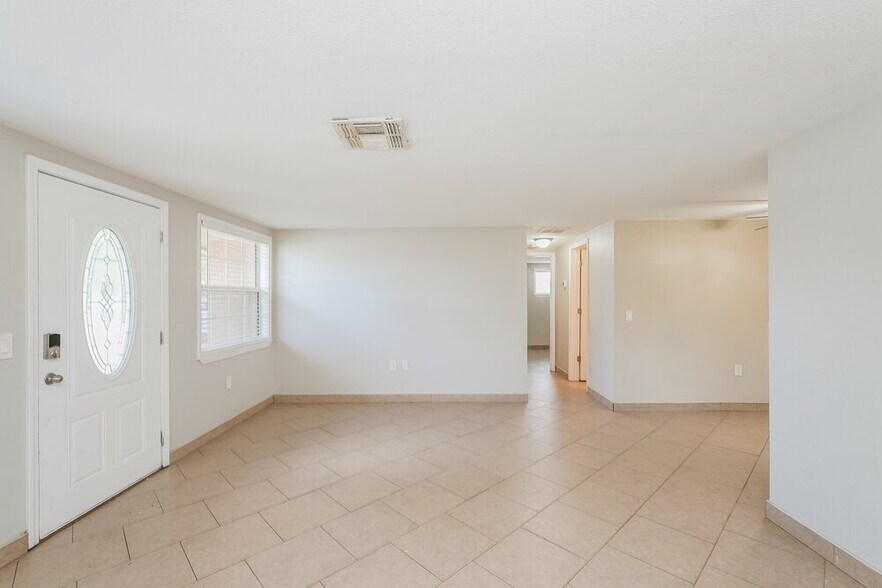 Building Photo - 6024 Boxwood Dr