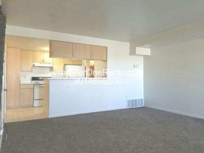 Building Photo - ** Limited Time Offer ** $500 OFF your first month's RENT!