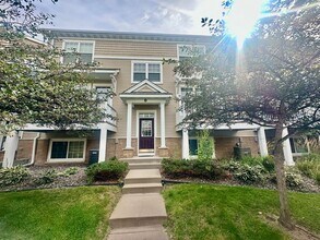 Building Photo - Gorgeous X-Large 4 Bedroom Townhome in Maplewood!