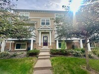 Building Photo - Gorgeous X-Large 4 Bedroom Townhome in Maplewood!
