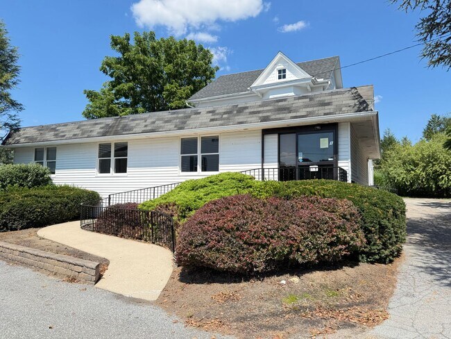 Building Photo - 16A Manor Ave