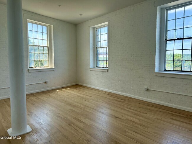 Building Photo - 155 River St
