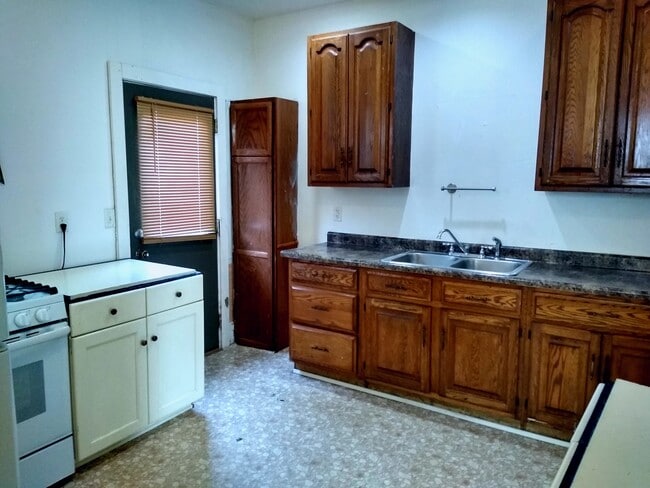 Building Photo - 1029 S 17th St