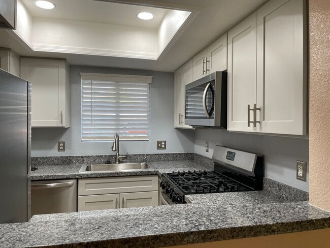 Building Photo - Gated First Floow Summerlin Condo - 2 Bedr...