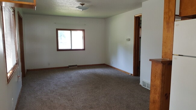 Building Photo - Cute 2 Bedroom Home