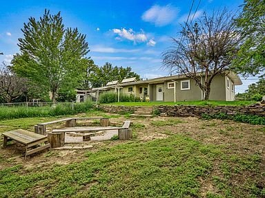 Building Photo - Adorable two bedroom, one bathroom, wester...