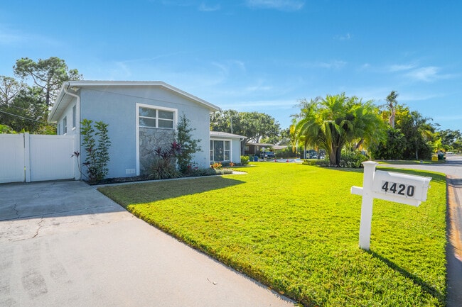 Building Photo - 4420 W Fair Oaks Ave