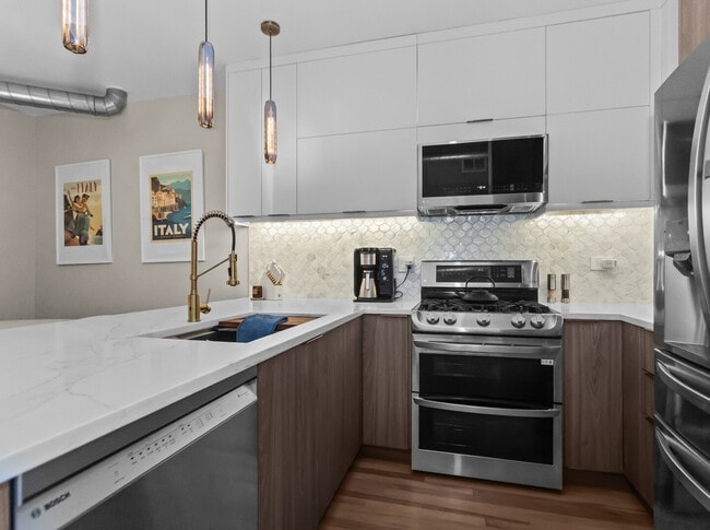 Building Photo - 1645 W School St