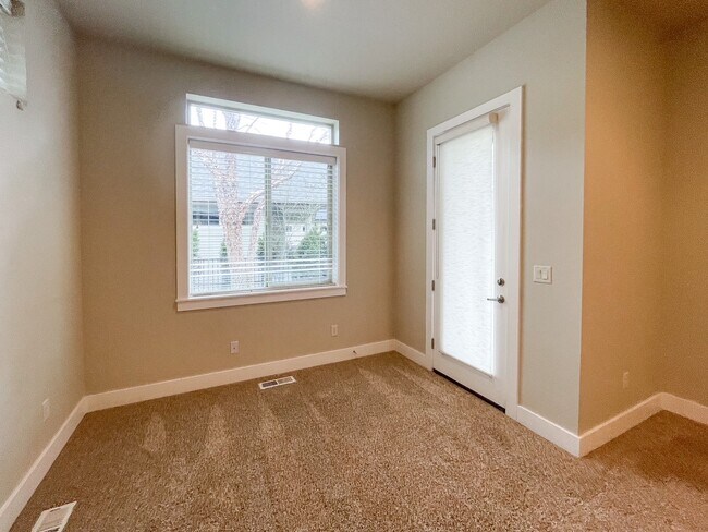 Building Photo - 307 E Grove Creek Ln