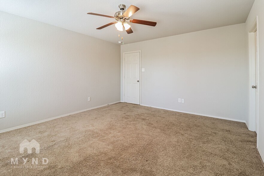 Building Photo - 942 Pinehurst Loop