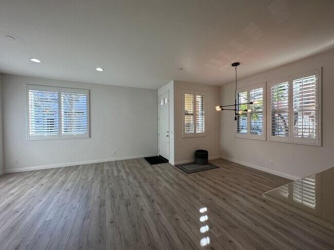 Building Photo - 611 McKenna St