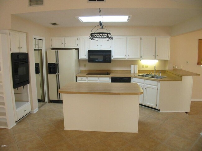 Building Photo - 56105 Diamondhead Dr E