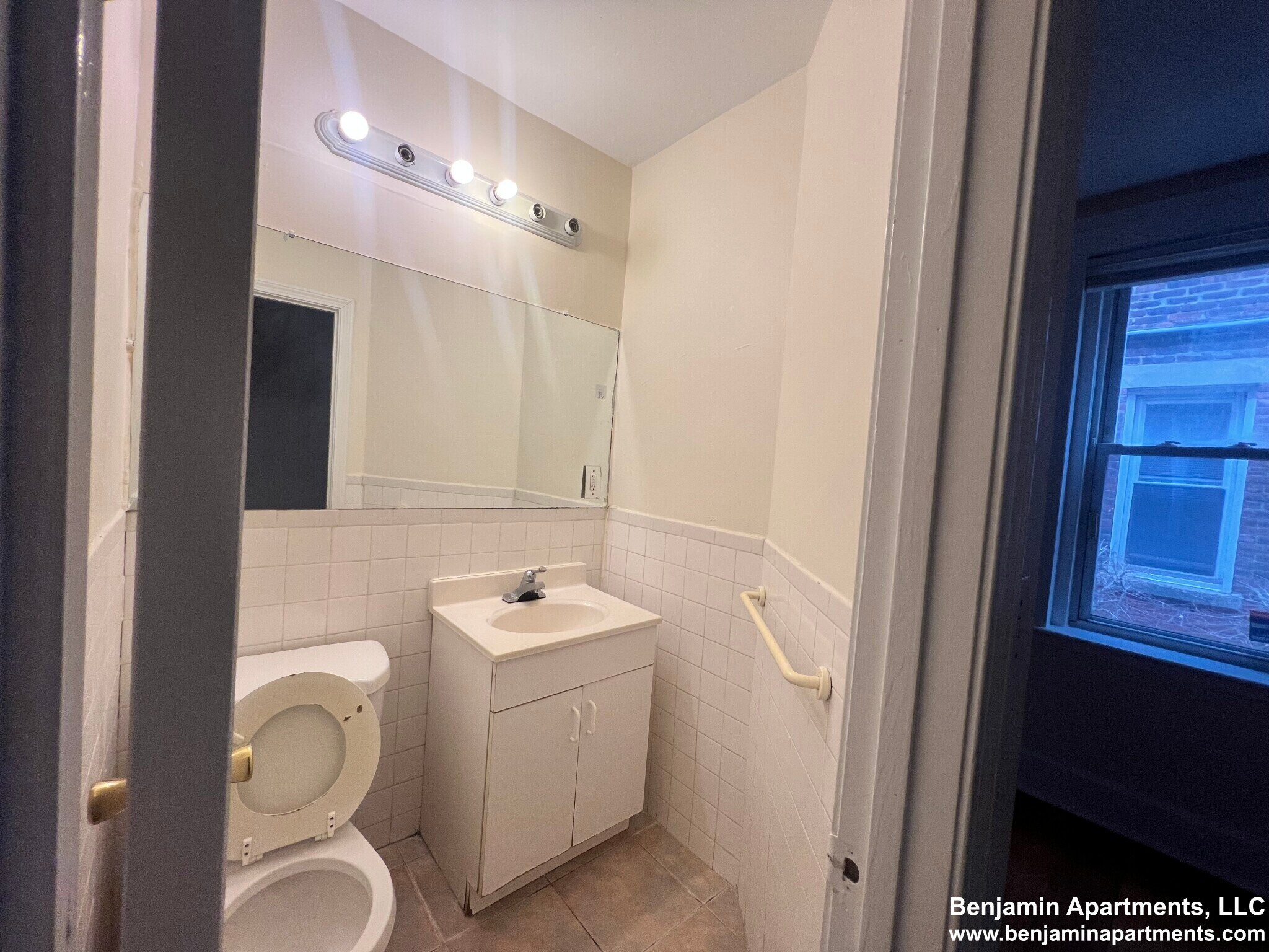 Building Photo - 15 Barrows St