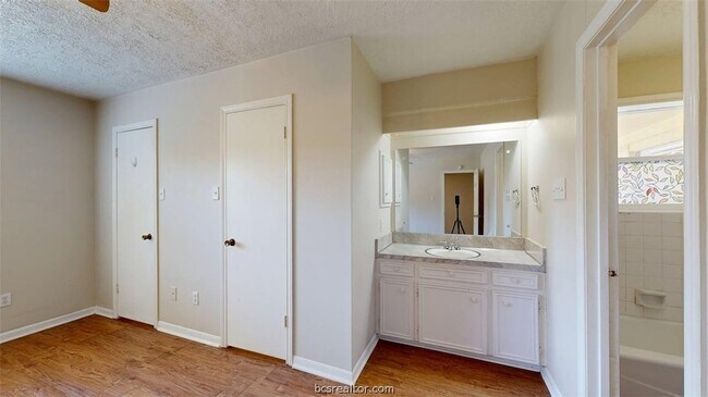 Building Photo - 2812 Adrienne Dr