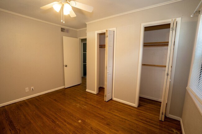 Building Photo - 3 Bed 1 Bath MIDTOWN home!!