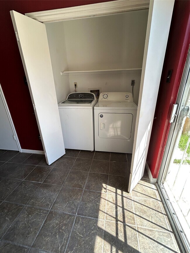 Building Photo - 9339 Westwood Village Dr