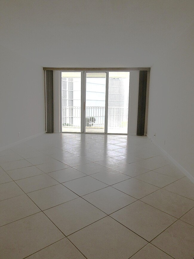 Building Photo - 3580 S Ocean Blvd