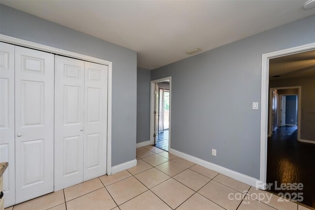 Building Photo - 4713 Belle Plaine Dr