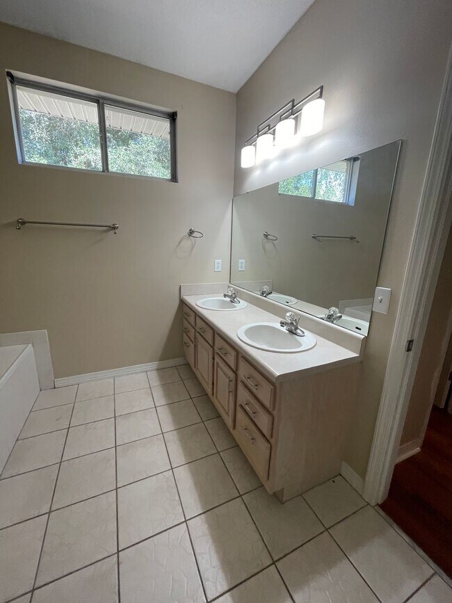 Building Photo - MOVE IN SPECIAL - 2 WEEKS FREE RENT - 3BR ...