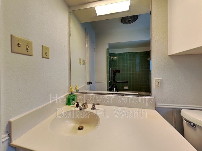Building Photo - 1216 Glen Cove Dr