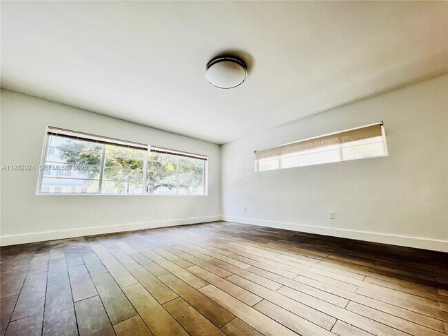 Building Photo - 1001 Bay Dr