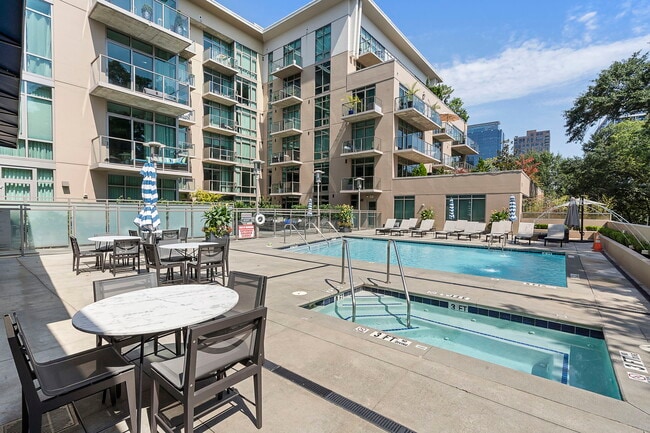 Building Photo - 905 Juniper St NE