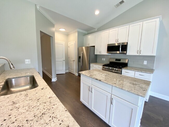 Building Photo - Three Bedroom Townhouse in Cypress Ridge!