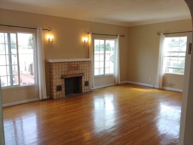 Living room - 649 N Harper Ave