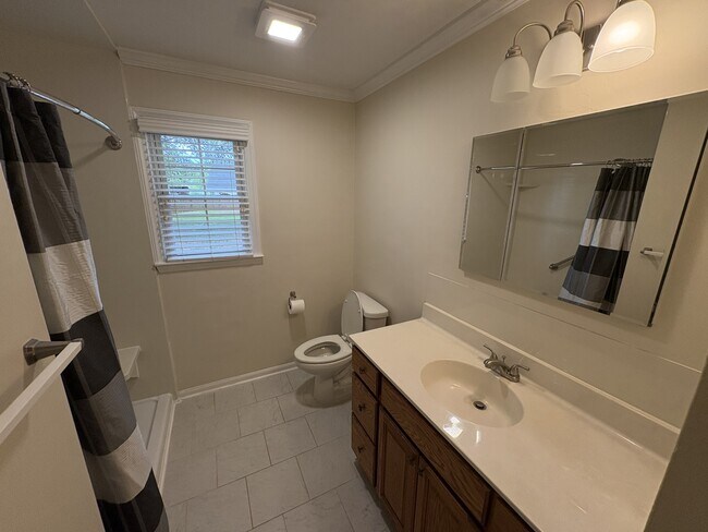 Building Photo - 924 Chalet Dr