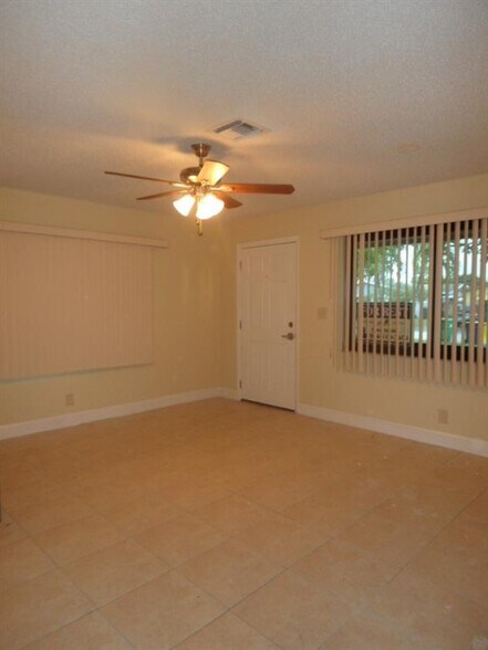 Building Photo - 2724 SW 46th St