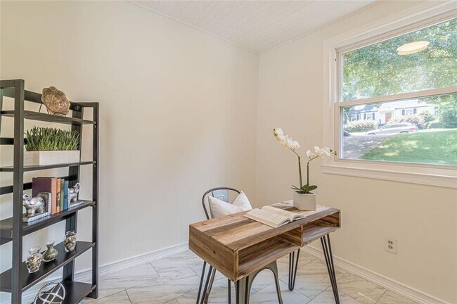 Building Photo - 1226 Thomas Rd