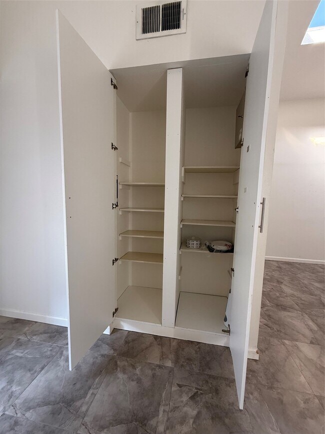 Building Photo - 12550 Newbrook Dr