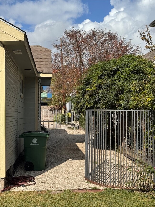 Building Photo - 208 E 38th St