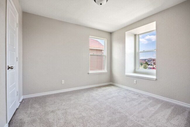 Building Photo - Charming 3-Bed, 2.5-Bath Home with Modern ...