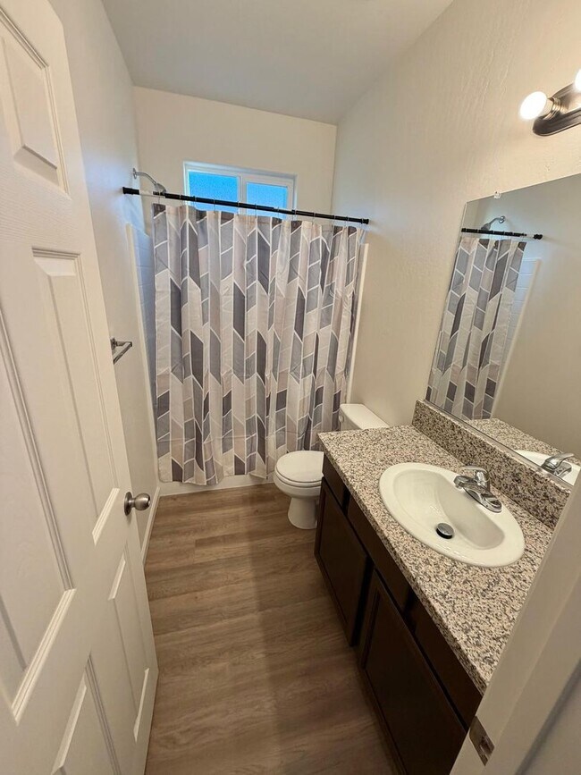 Building Photo - Make yourself at home in this delightful Delano single-family residence!