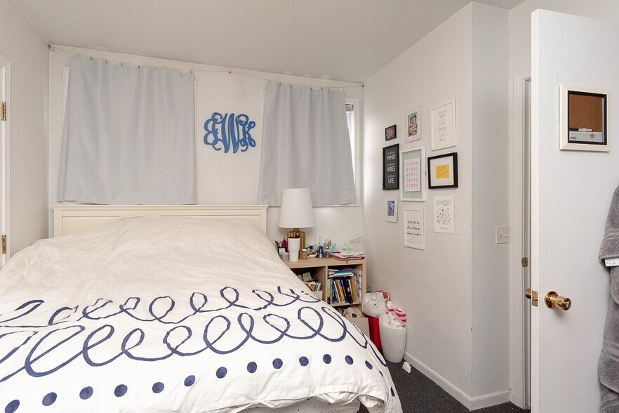 Building Photo - 2627 N Marshfield Ave