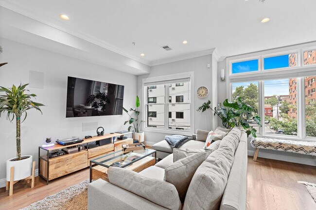 Building Photo - 61 Bleecker St