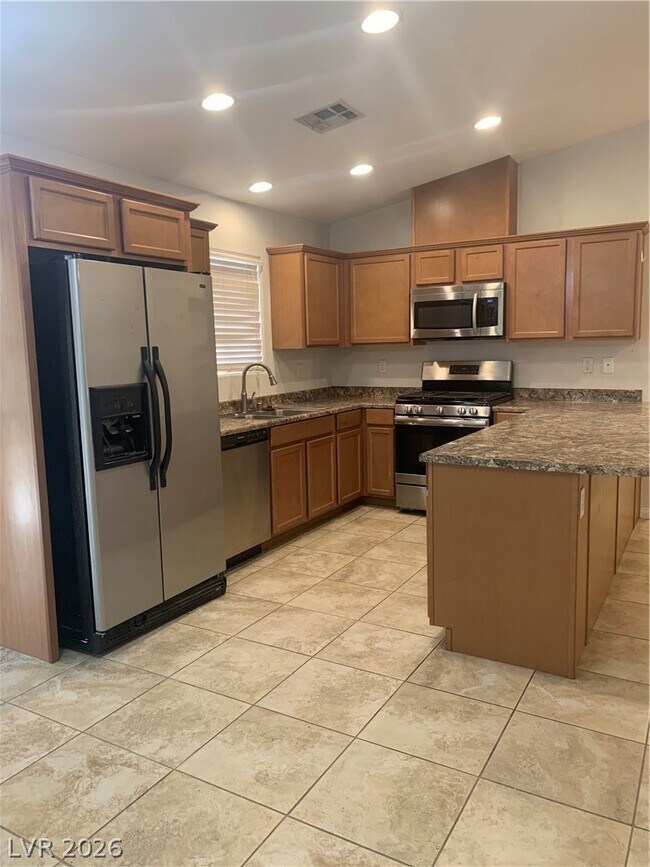 Building Photo - 548 Zuber Ave