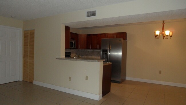 Building Photo - 2-Bed, 2-Bath Apartment with Balcony!