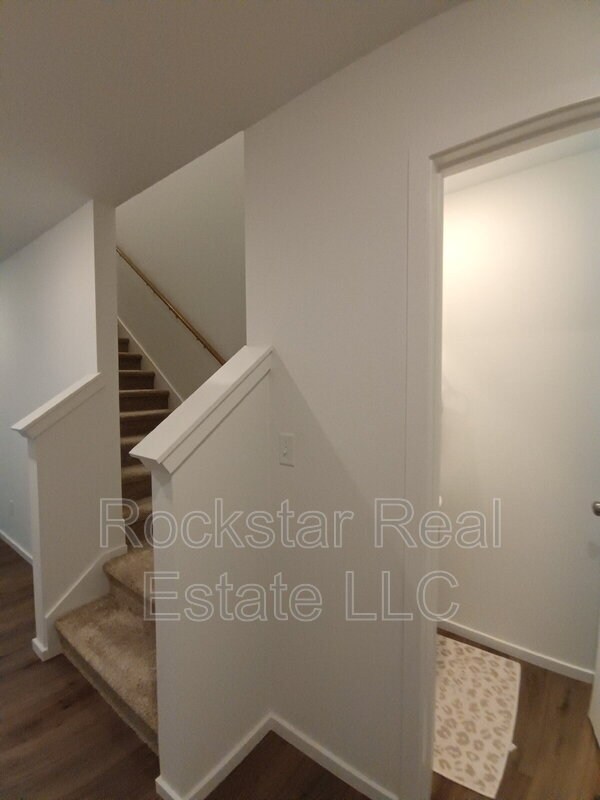 Building Photo - 109 W Goldenrod Ave
